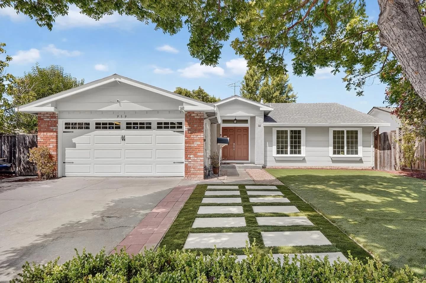939 Bluebonnet Dr, listing photograph 1