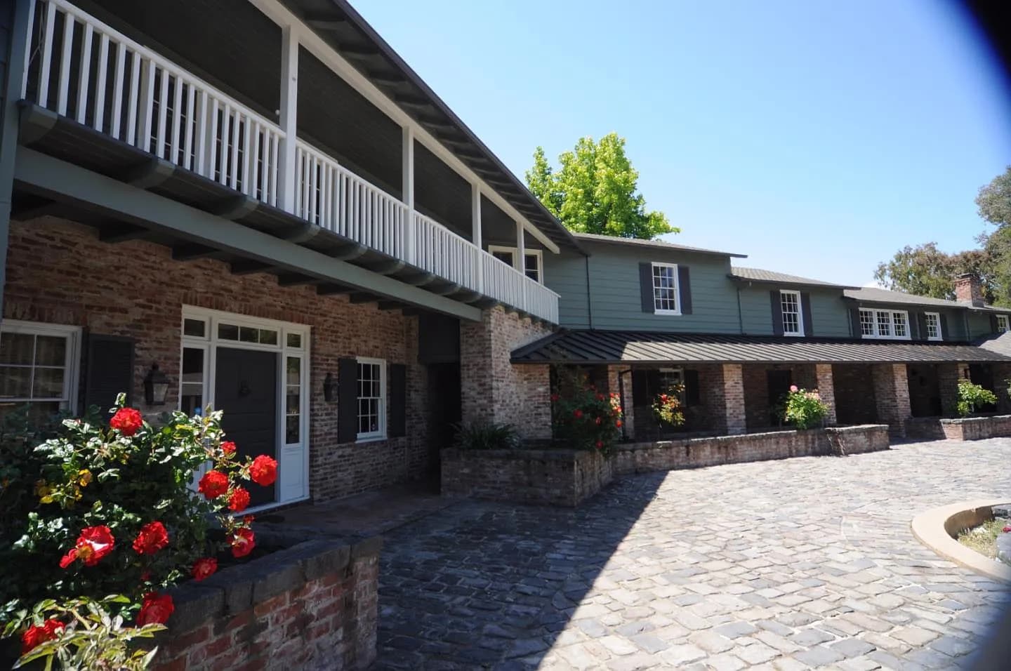 389 Moore Rd, listing photograph 1