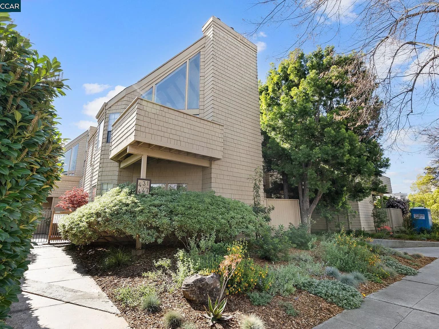 443 College Ave, listing photograph 1