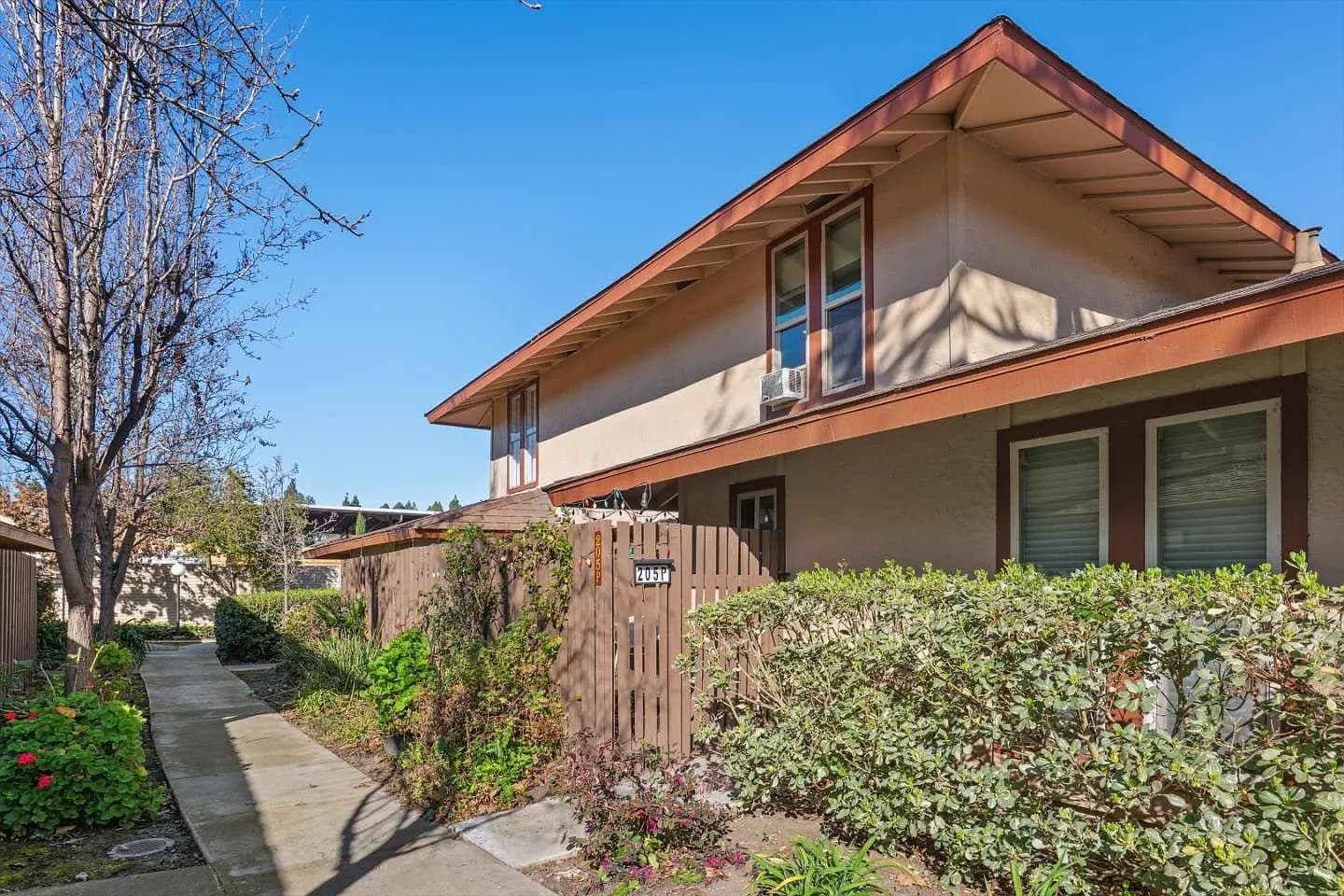 205 Red Oak Dr W APT P, listing photograph 1