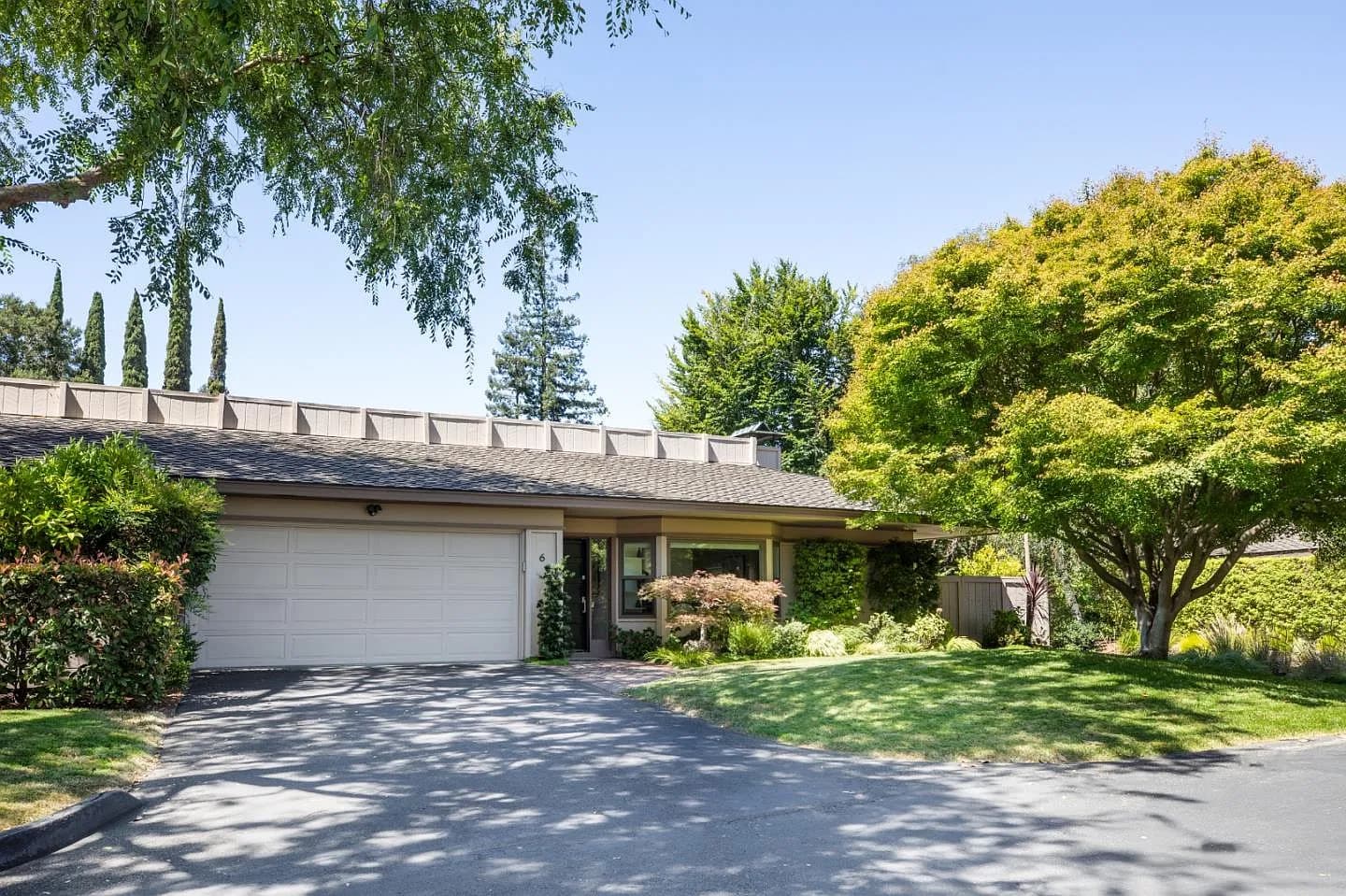 6 Bay Tree Ln, listing photograph 1