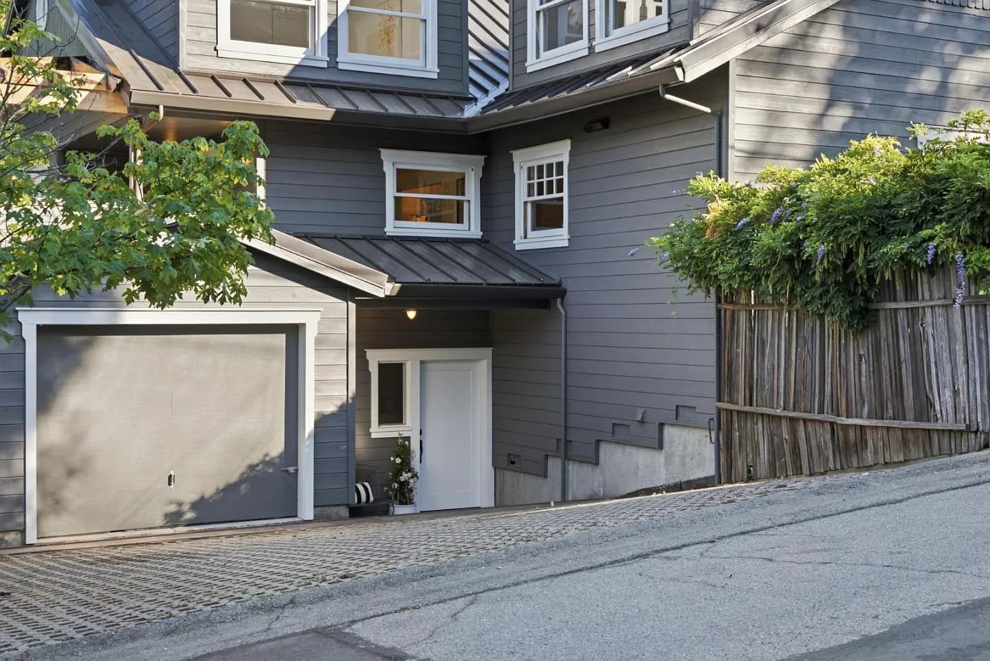 133 Russell Ave, listing photograph 1
