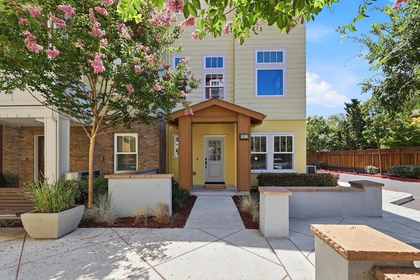 1911 Stella St, listing photograph 1