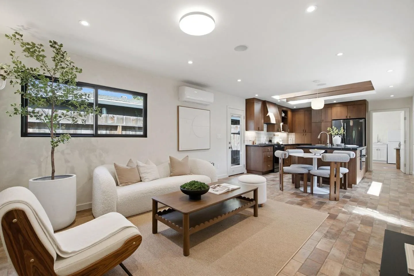358 Fernando Ave, listing photograph 1