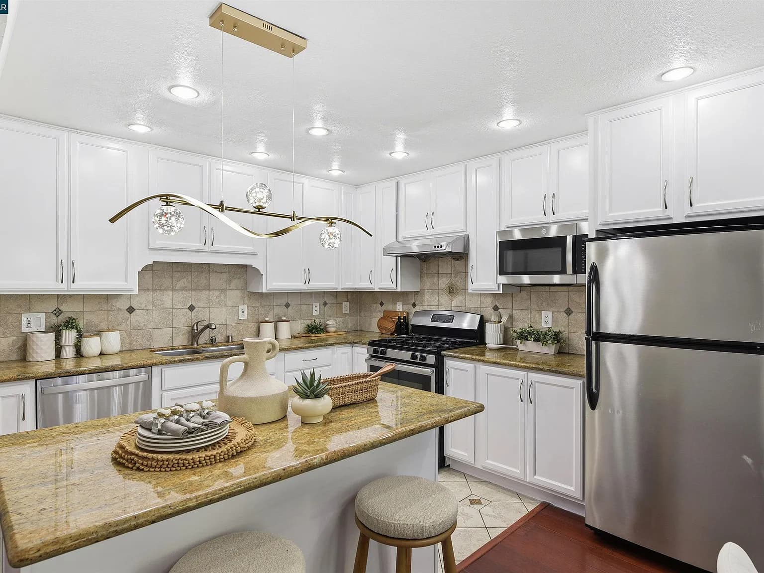 1295 Crescent Ter, listing photograph 1