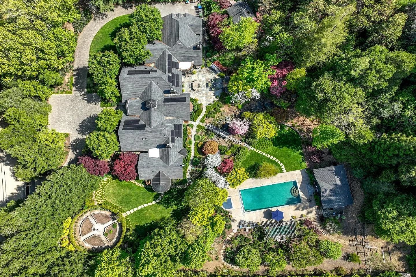 160 Phillip Rd, listing photograph 1