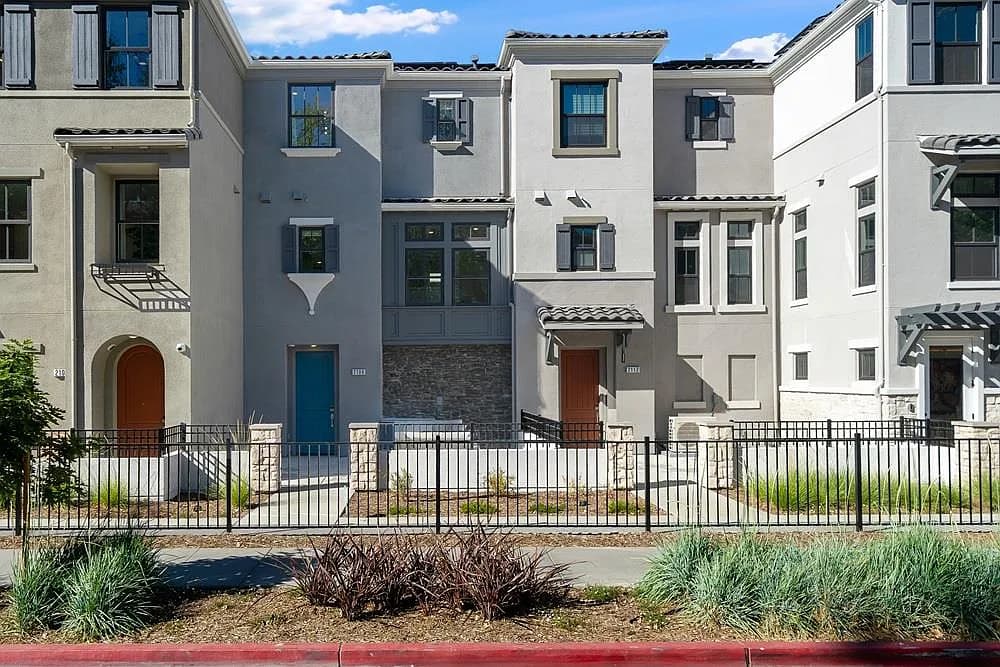 2108 Latham St, listing photograph 1