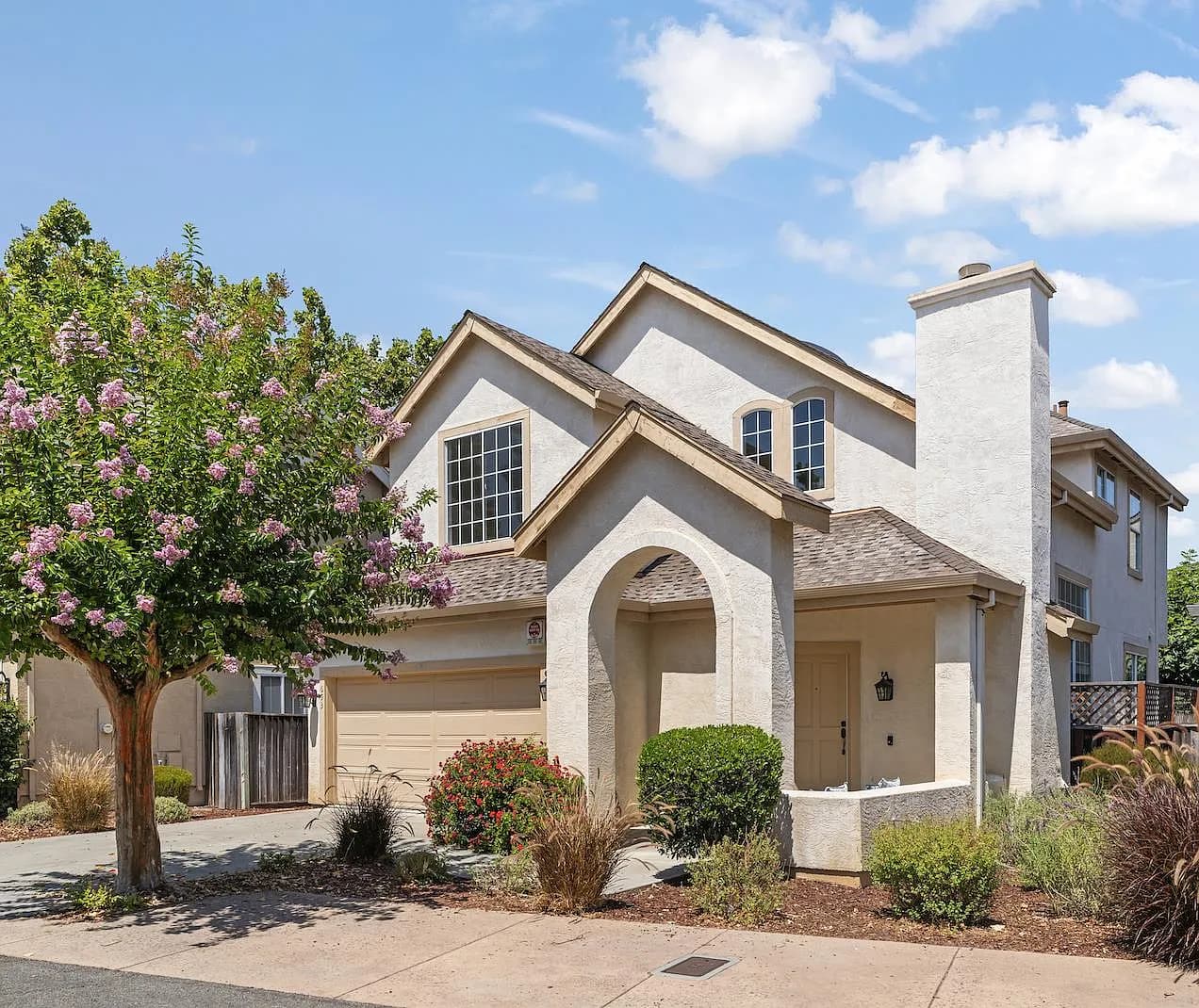693 Windsor Trl, listing photograph 1