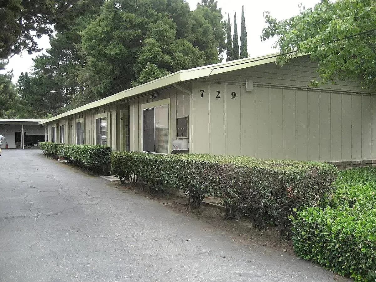 Mountain View Ave, listing photograph 1