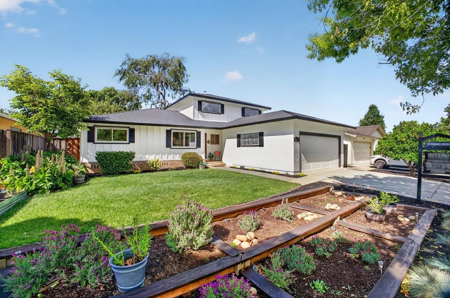 849 Flin Way, listing photograph 1