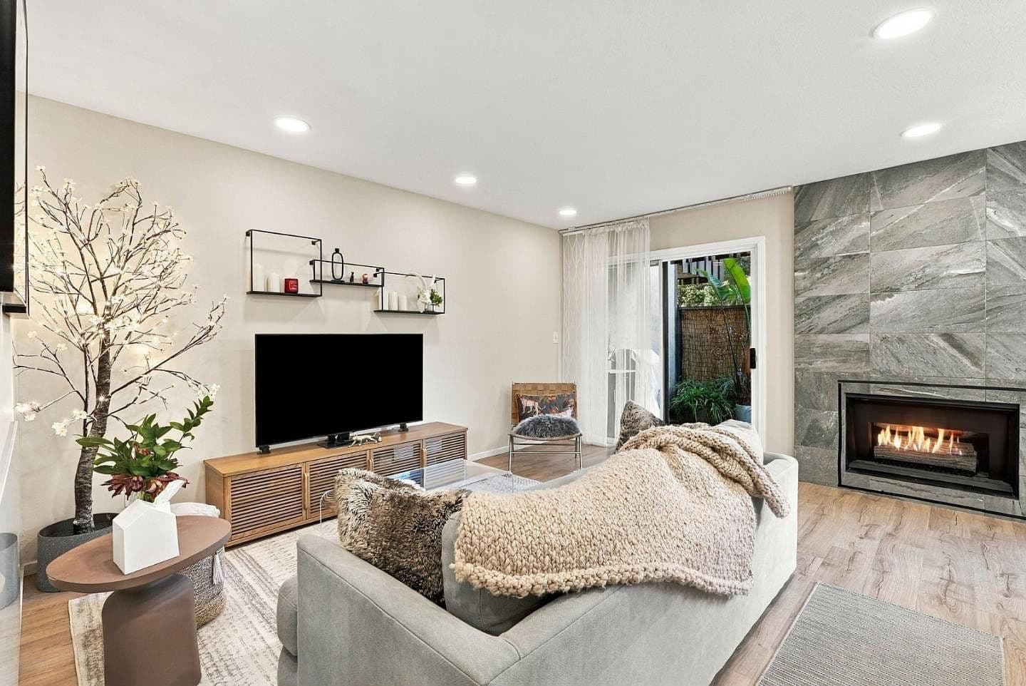 610 Gilbert Ave APT 19, listing photograph 1