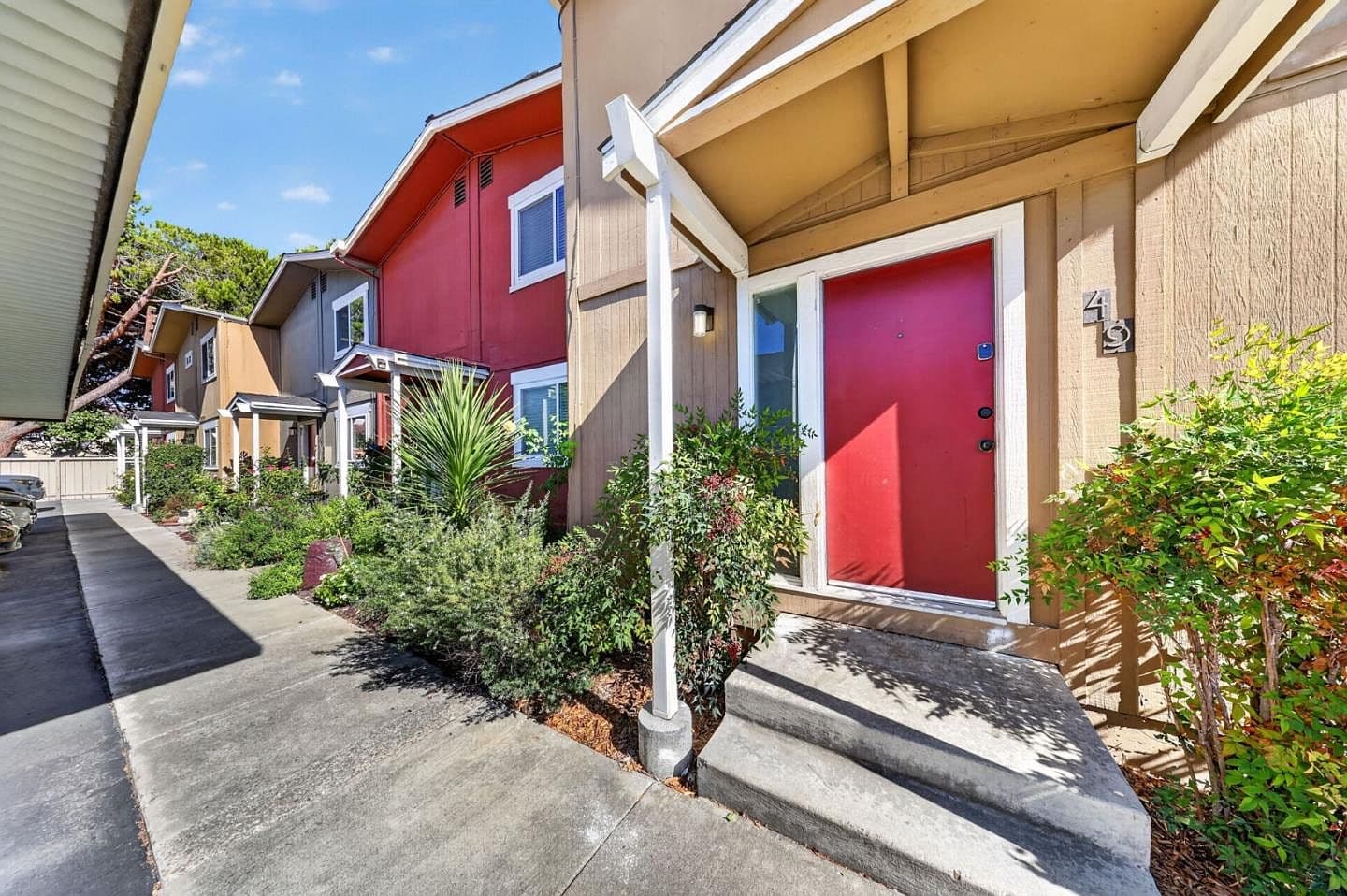 532 Tyrella Ave APT 49, listing photograph 1
