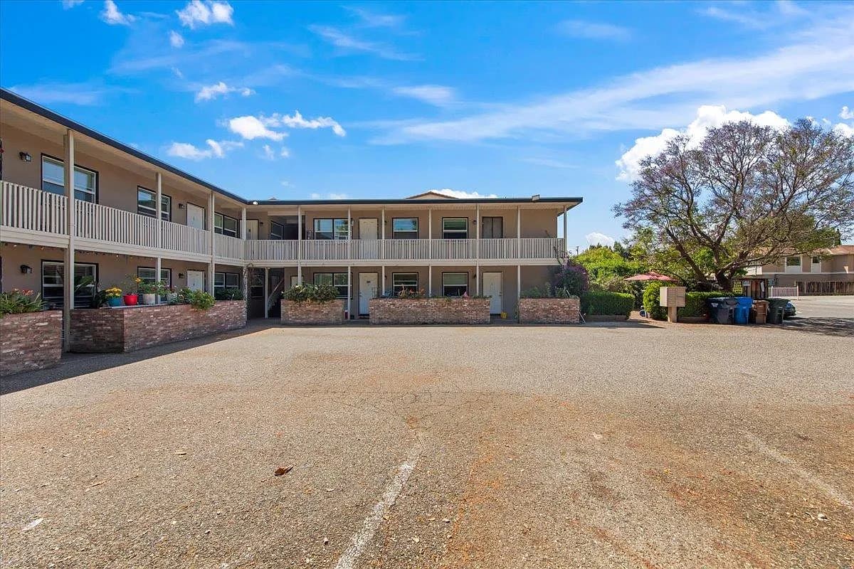 N Fair Oaks Ave, listing photograph 1