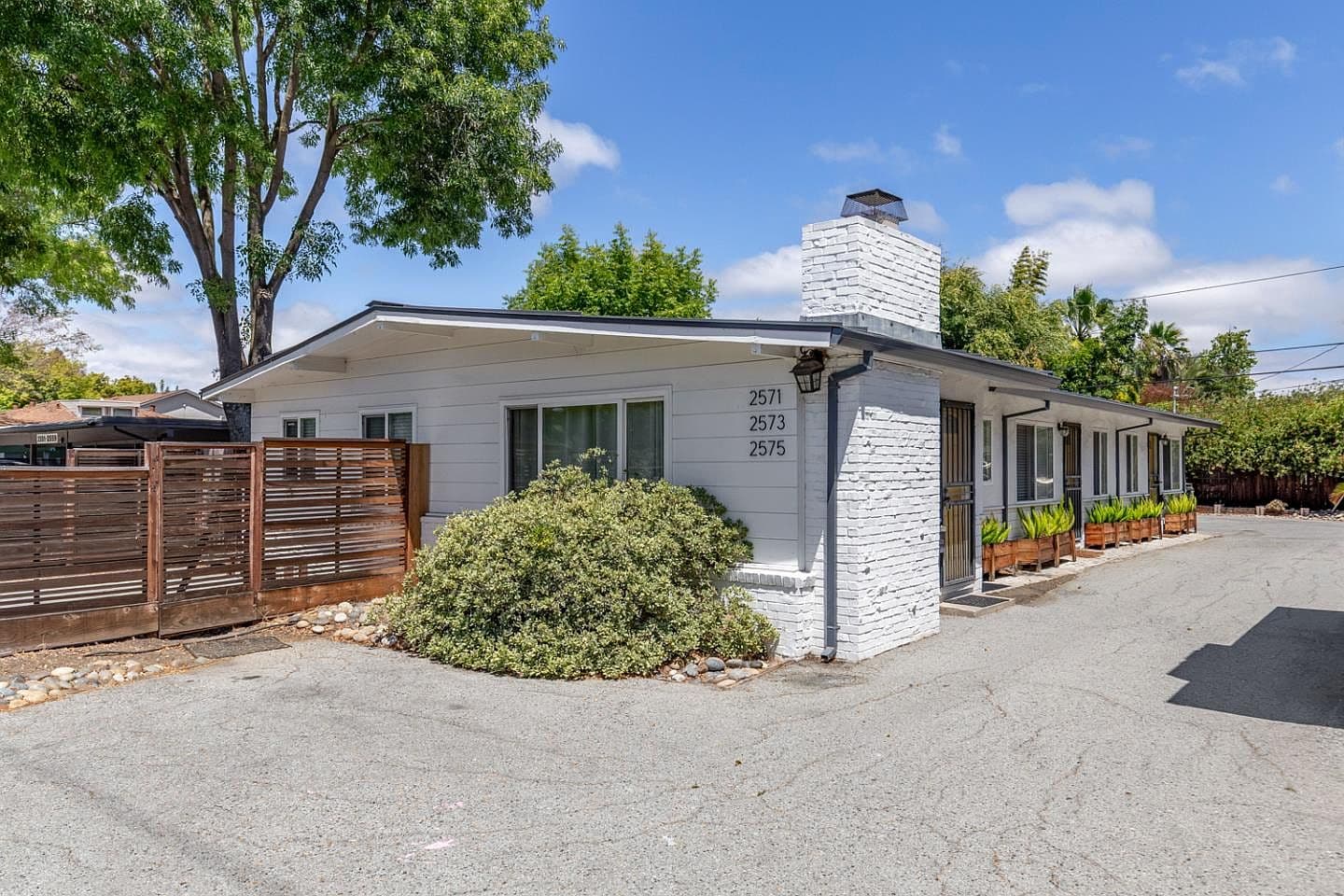 2571 Alma St, listing photograph 1