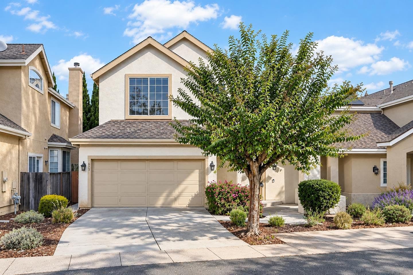 693 Windsor Trl, listing photograph 1