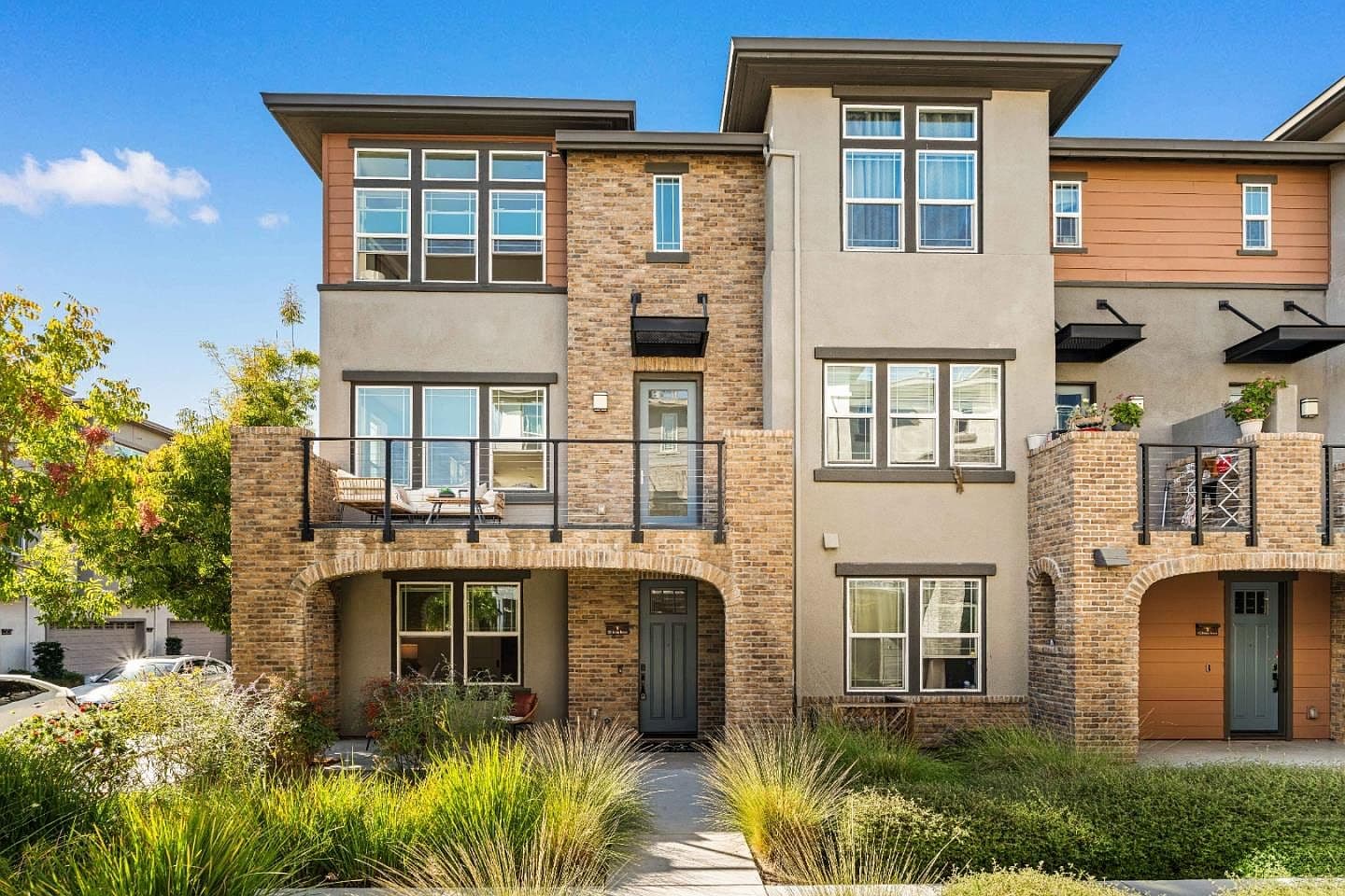 923 Delano Ter #1, listing photograph 1
