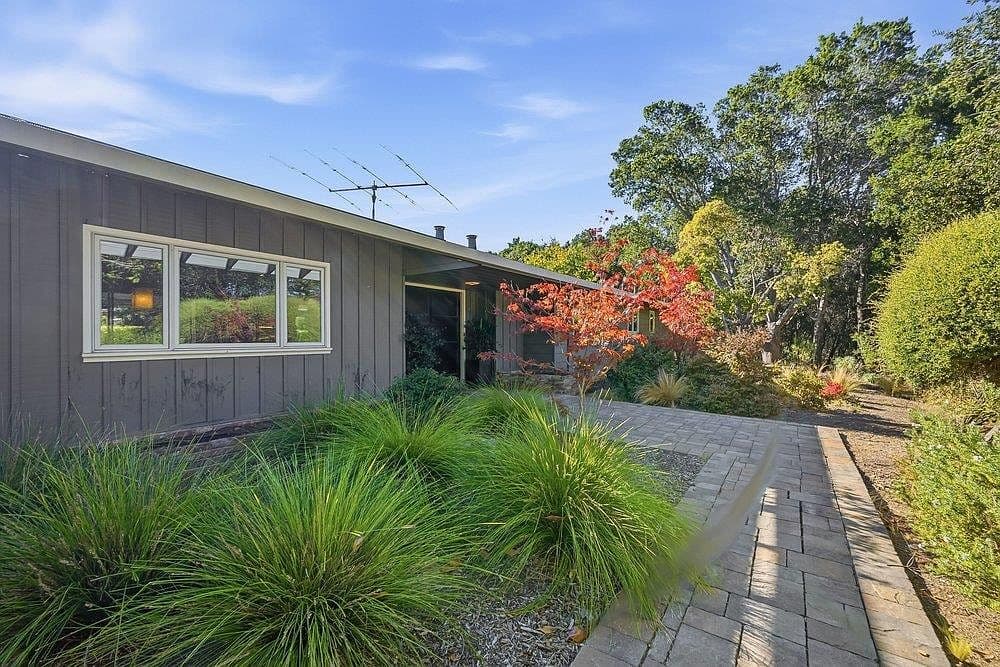 1080 Westridge Dr, listing photograph 1