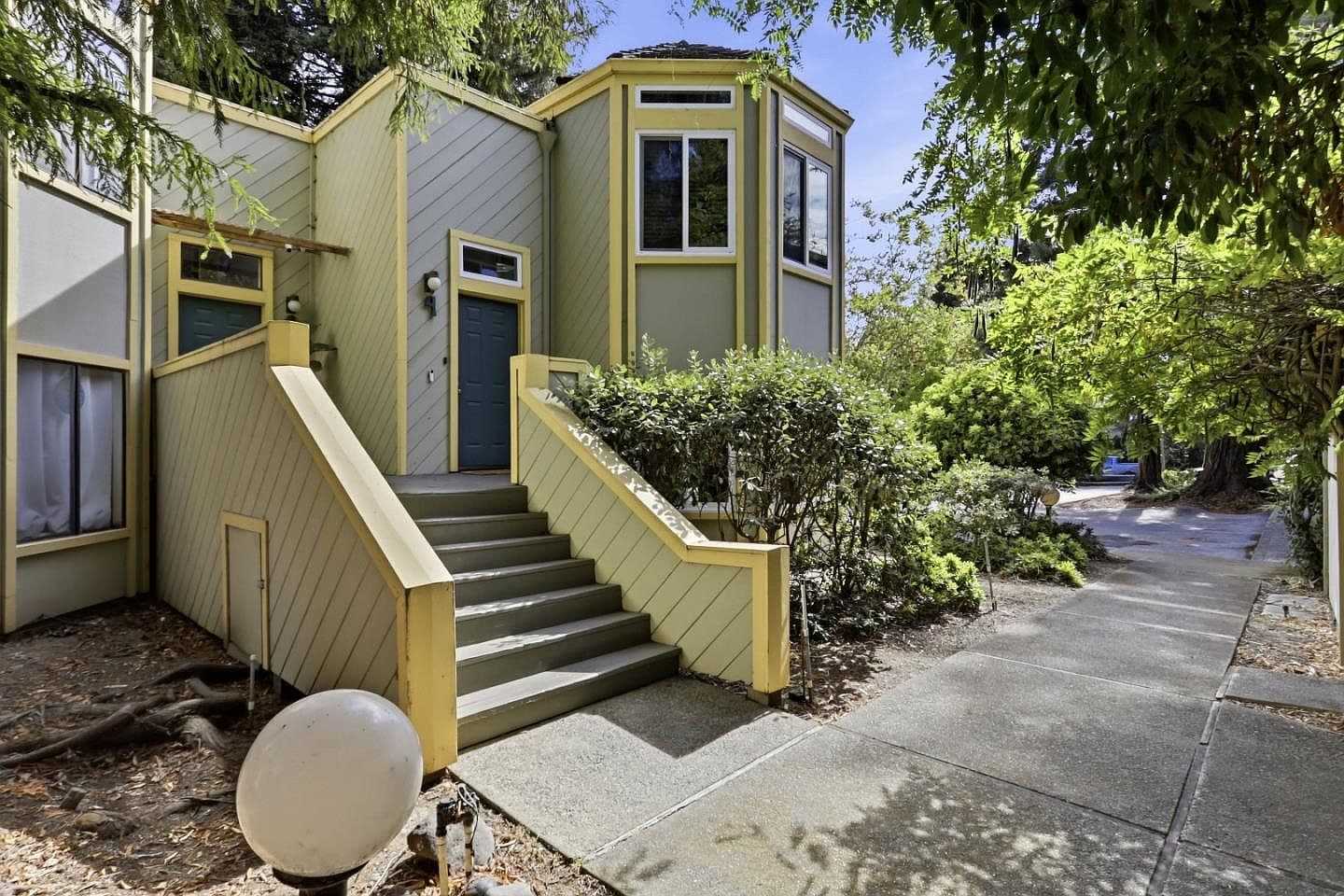 620 Mariposa Ave APT 4, listing photograph 1