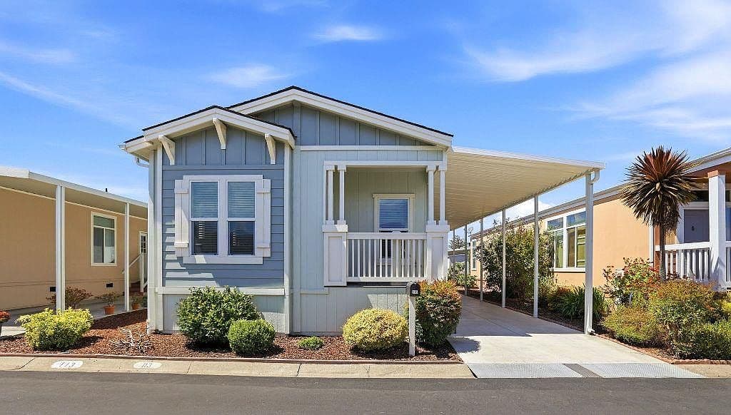 433 Sylvan Ave Space 113, listing photograph 1