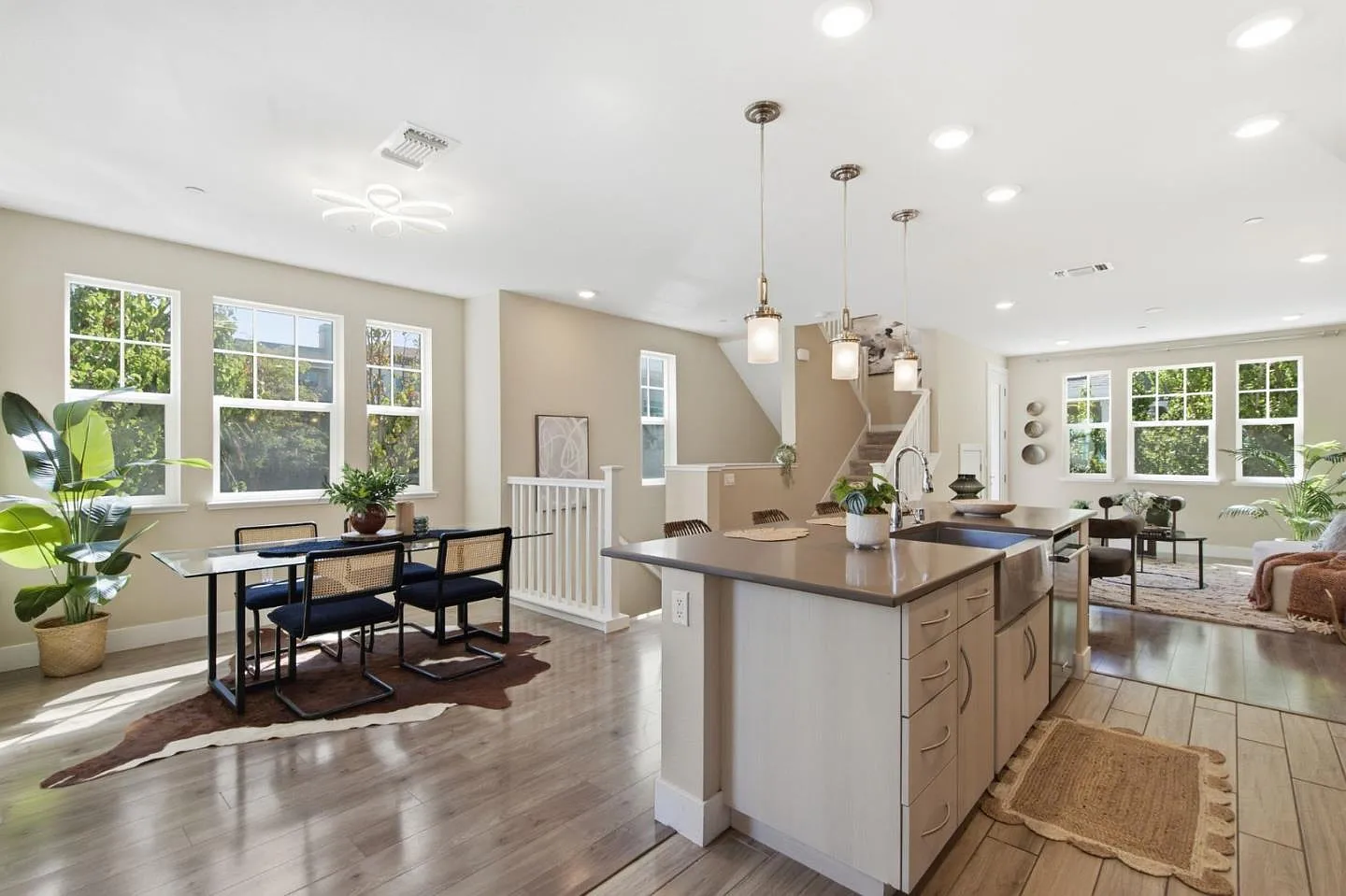 350 Circuit Way, listing photograph 1