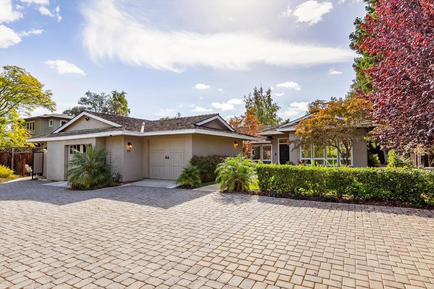 55 Oak St, listing photograph 1
