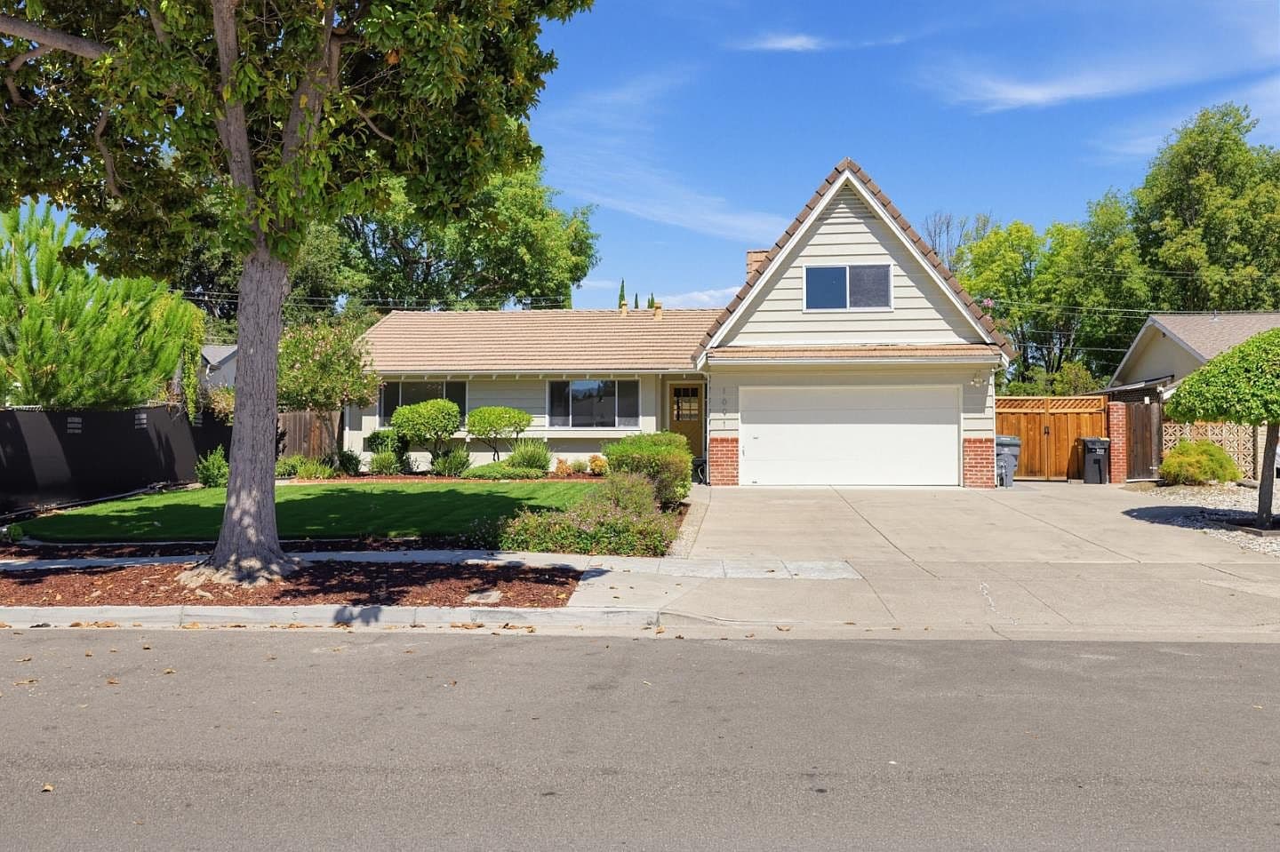 1091 Rockefeller Dr, listing photograph 1