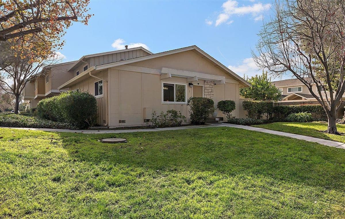 1 Comstock Queen Ct, listing photograph 1