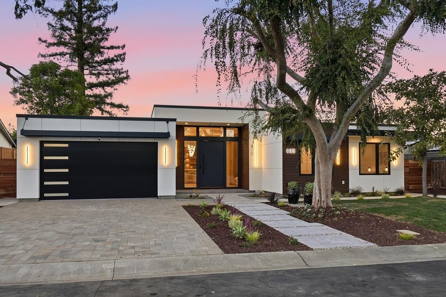 685 Riviera Dr, listing photograph 1