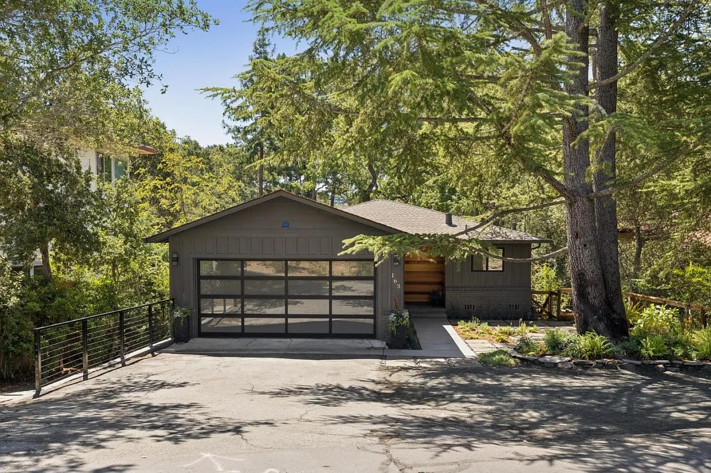 163 Crescent Ave, listing photograph 1