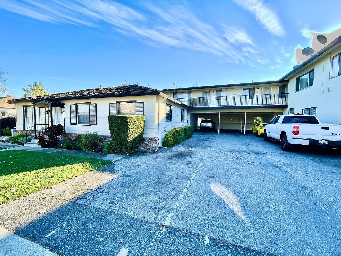 N Fair Oaks Ave, listing photograph 1