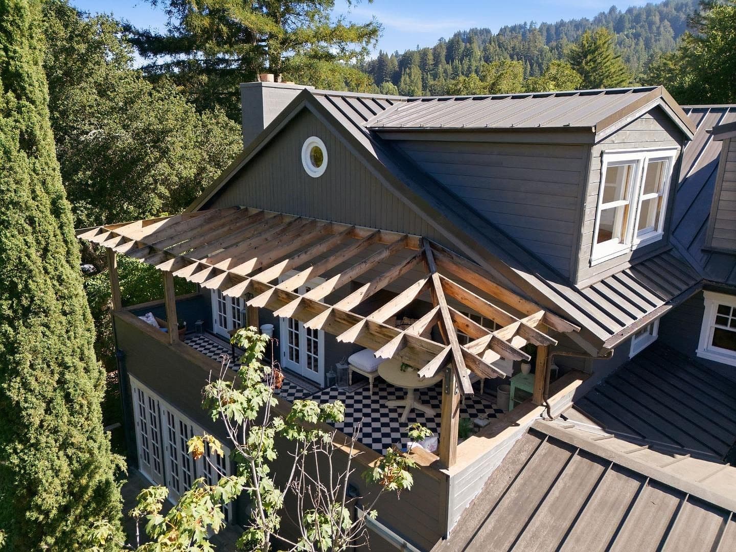 133 Russell Ave, listing photograph 1