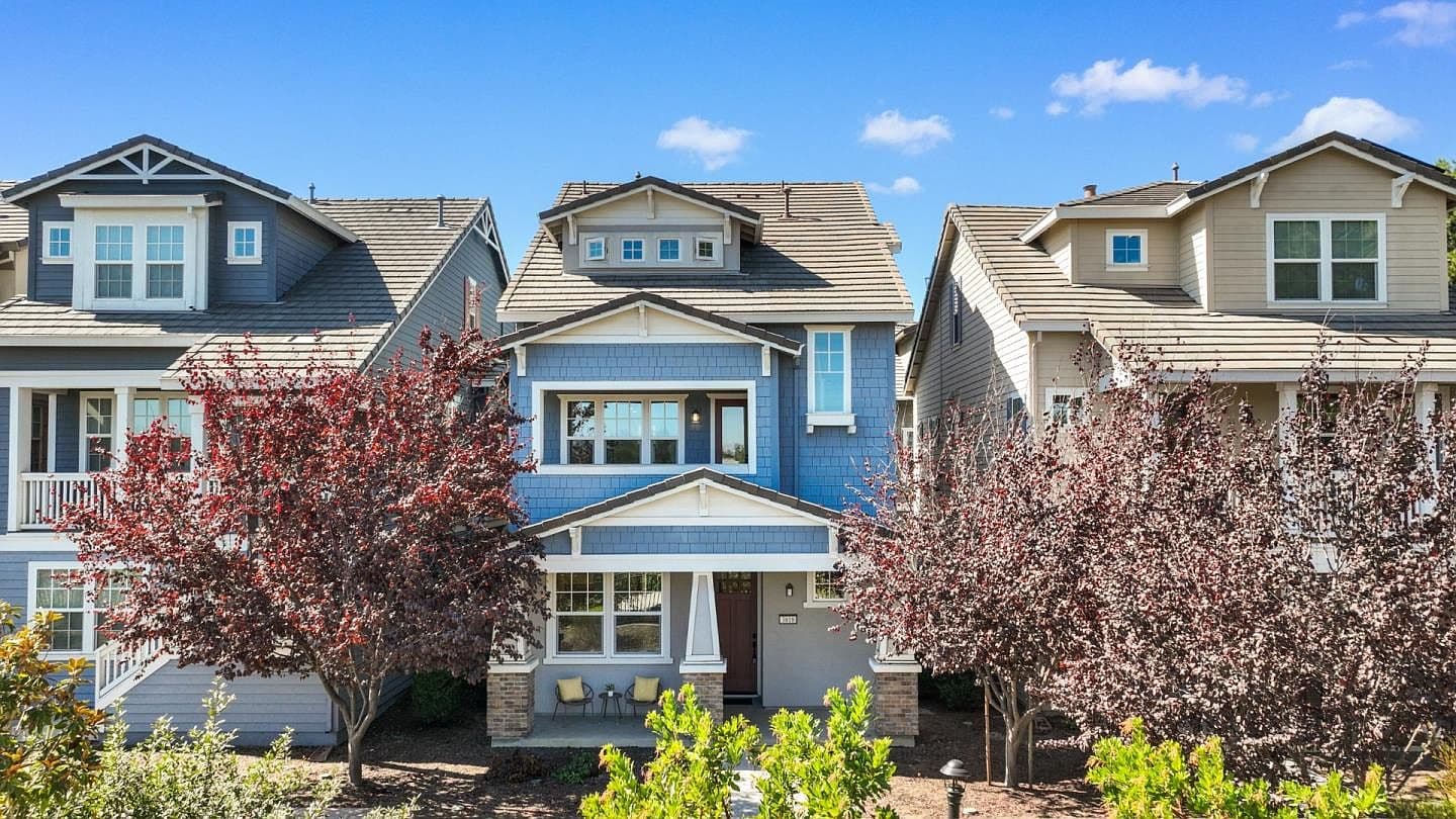 3818 Pyramid Way, listing photograph 1