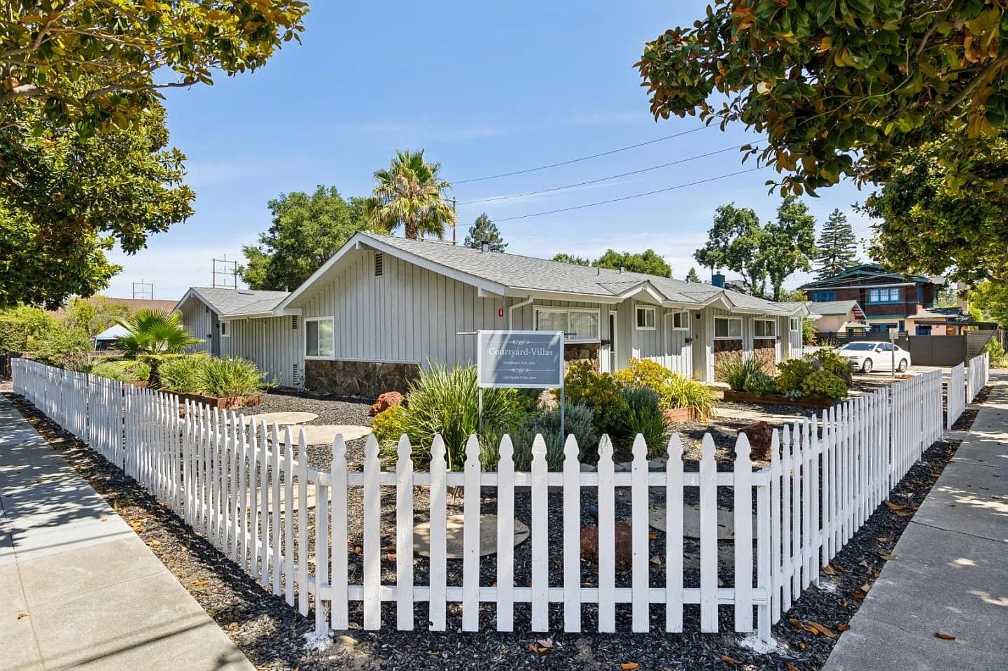 1061 Alma St, listing photograph 1
