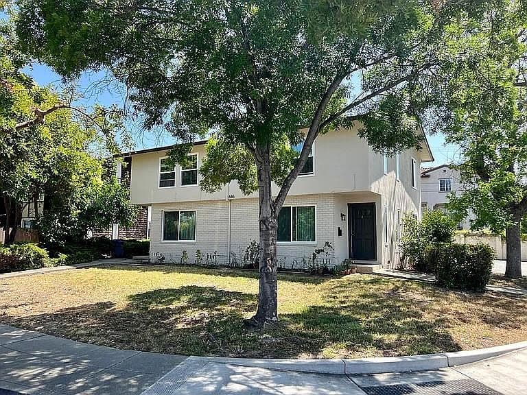 686 Reseda Dr, listing photograph 1