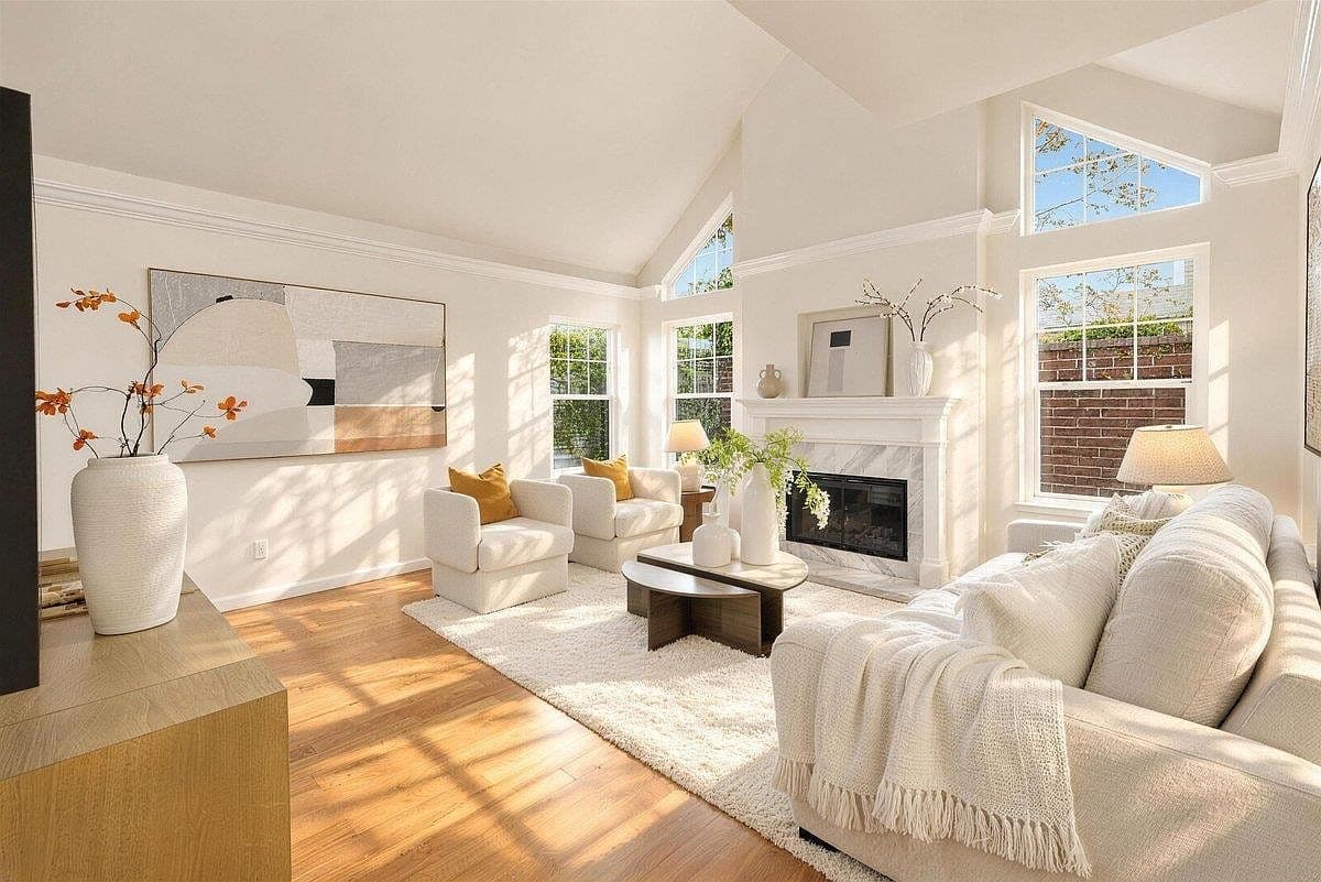 2131 Avy Ave, listing photograph 1